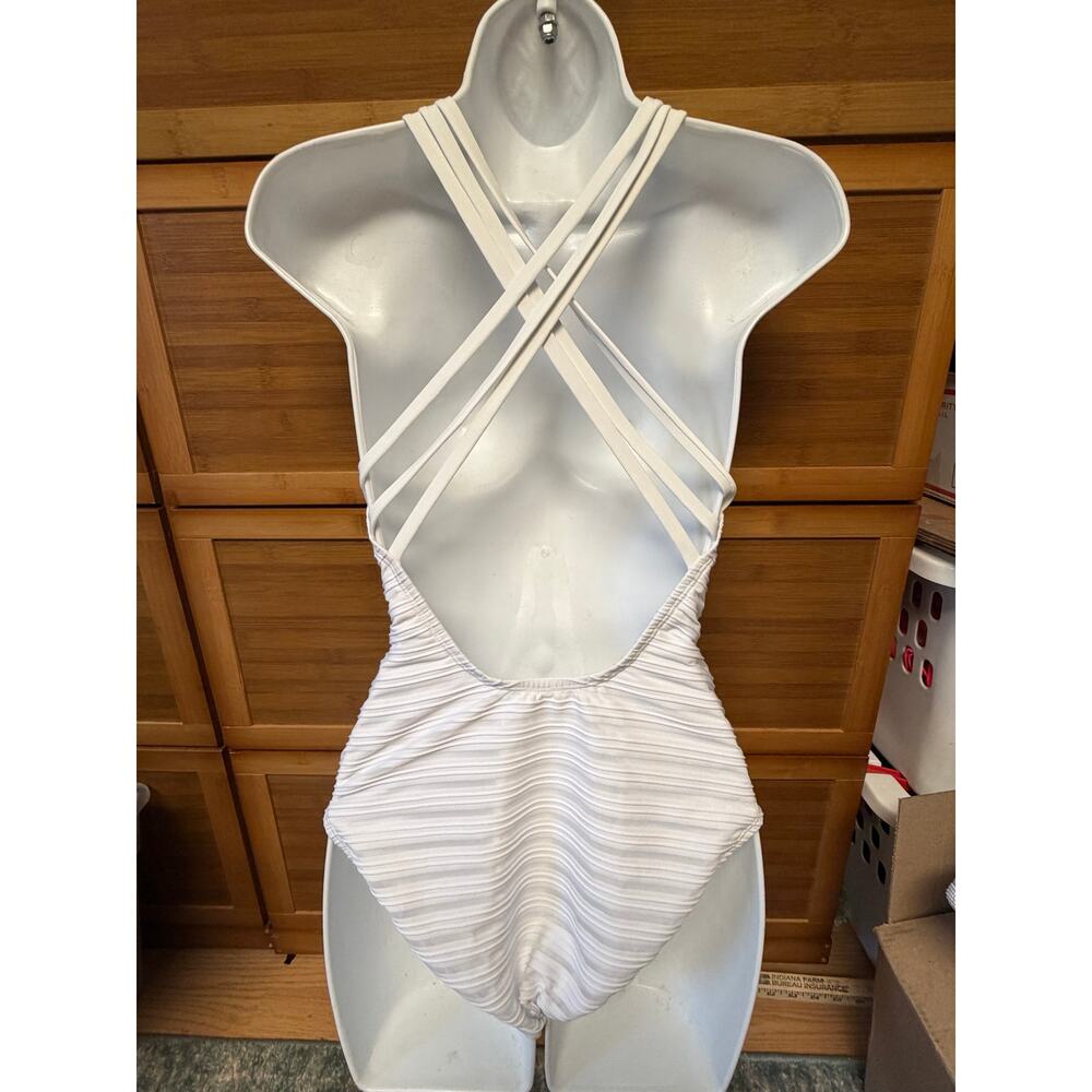 La Blanca Women’s Fluid Lines Cross Back White One Piece Swimsuit🌼 - Picture 4 of 6